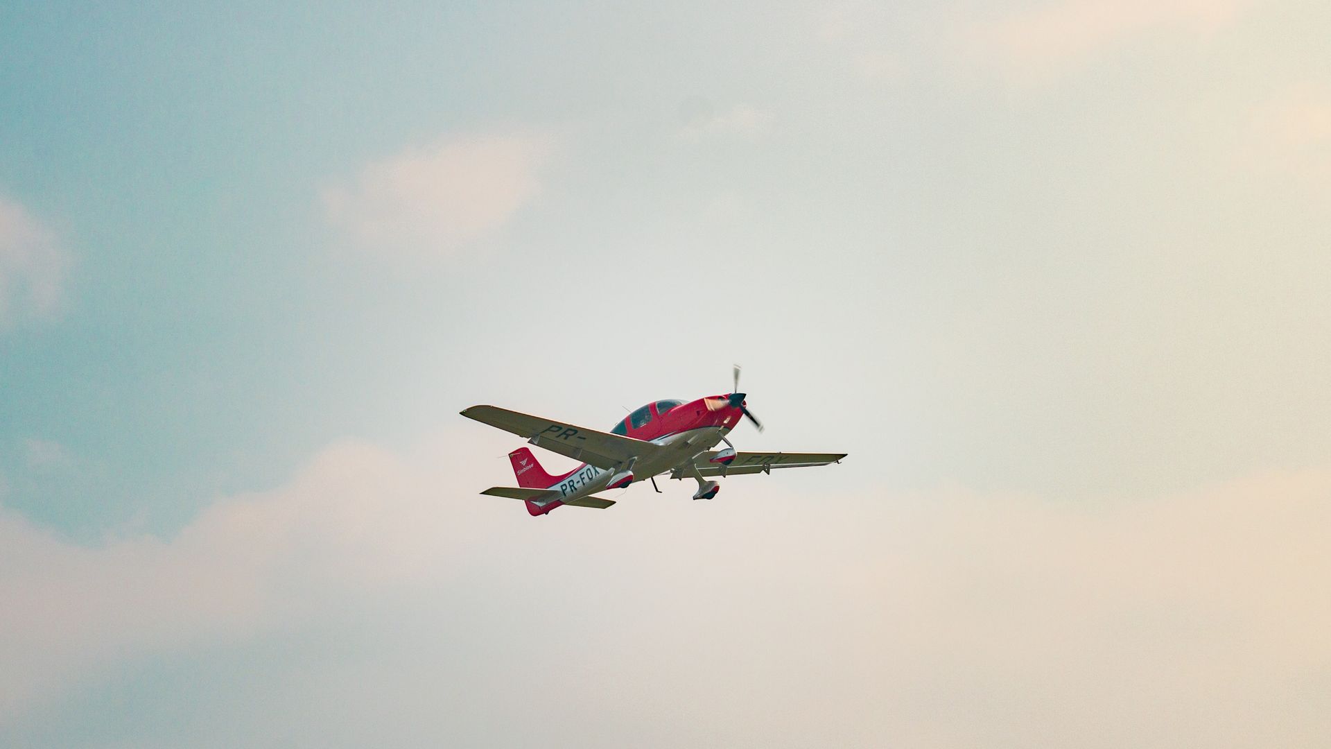 Cirrus SR22 single-engine aircraft flying in a clear sky